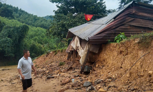 Lũ quét khiến nhiều hộ dân phải di dời khẩn cấp