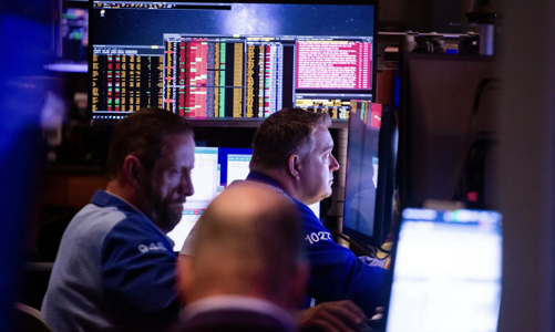 Nasdaq lập kỷ lục, giá dầu tăng 4% tuần này