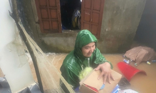 Mưa lũ bủa vây nhiều nơi tại miền Trung