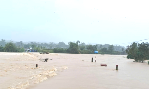 Mưa lớn gây ngập lụt nhiều khu vực tại miền Trung