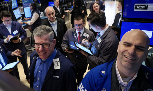 Chứng khoán Mỹ xanh rực sau chiến thắng của ông Trump, giá dầu giảm nhẹ