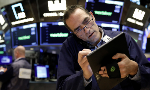 Chứng khoán Mỹ tụt điểm vì nỗi lo lãi suất, giá dầu giảm mạnh vì khả năng thừa cung