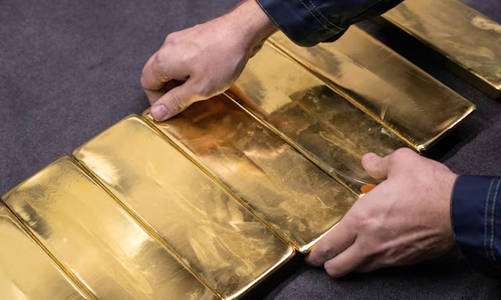 Giá vàng thế giới có tháng giảm mạnh nhất trong hơn một năm