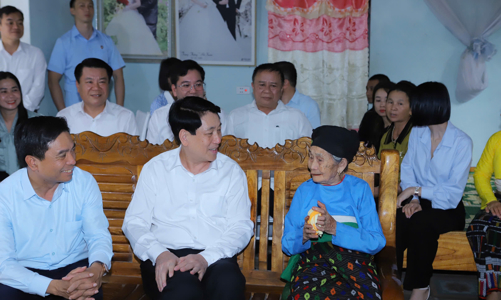 Chủ tịch nước Lương Cường thăm gia đình chính sách và các chiến sĩ biên phòng tại Thanh Hoá