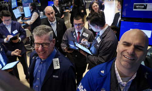 Chứng khoán Mỹ tăng một mạch 3 tuần, giá dầu giảm vì mối lo thừa cung