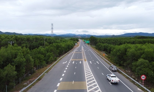 Hơn 3.000 tỷ đồng đầu tư mở rộng cao tốc La Sơn - Hòa Liên