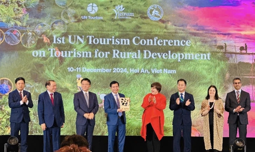 Trao chứng nhận “Làng du lịch tốt nhất năm 2024” cho Làng rau Trà Quế