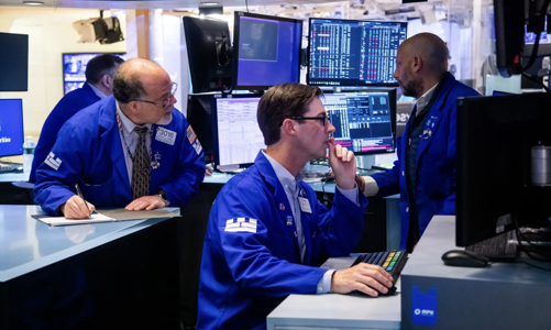 Chứng khoán Mỹ xanh rực sau báo cáo lạm phát, giá dầu tăng vì EU siết trừng phạt Nga