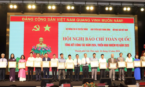 Tạp chí Kinh tế Việt Nam nhận Bằng khen vì có thành tích xuất sắc trong thông tin, tuyên truyền, thực hiện nhiệm vụ chính trị năm 2024 