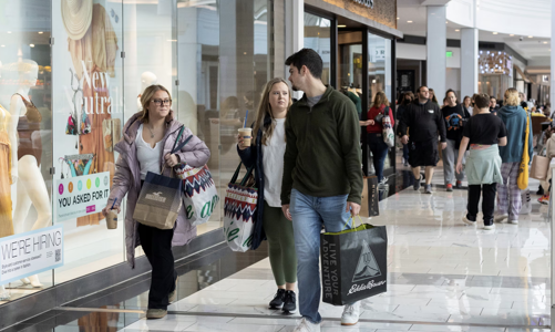 Số liệu bán lẻ tốt hơn dự báo của Mỹ nói lên điều gì về triển vọng lãi suất Fed?