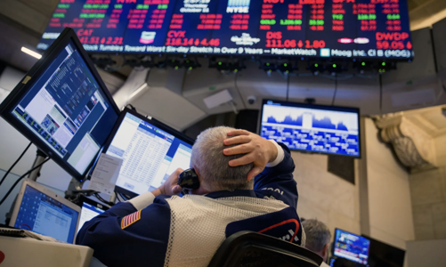 Chứng khoán Mỹ bán tháo sau tin Fed, giá dầu tăng nhờ lượng tồn trữ giảm