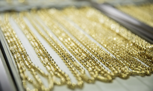 Vàng giảm giá dưới sức ép từ đồng USD mạnh nhất 2 năm