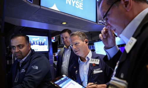 Chứng khoán Mỹ tụt điểm vì nỗi lo lãi suất, giá dầu bật tăng do lượng tồn trữ giảm