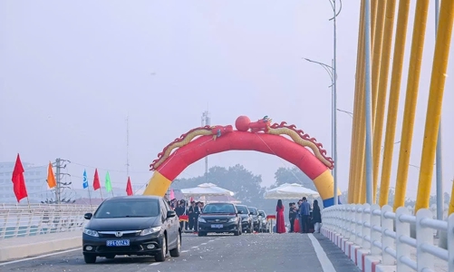 Thông xe cầu vượt đường sắt gần 500 tỷ đồng ở Vĩnh Phúc  