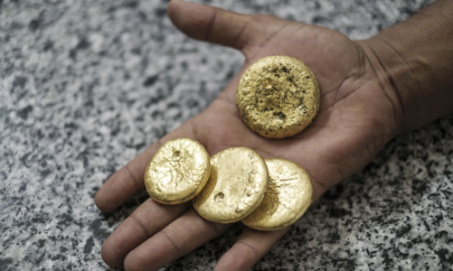 Vàng sụt giá mạnh vì đồng USD không ngừng leo thang