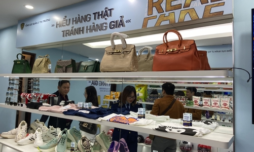 Trưng bày trên 500 sản phẩm thiết yếu giúp người dân phân biệt thật - giả