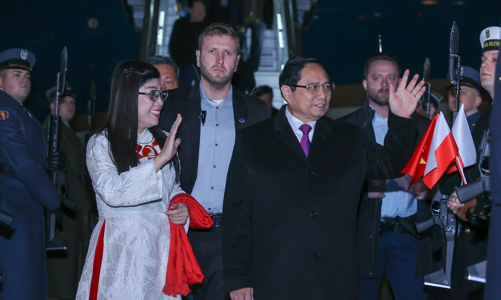 Thủ tướng Phạm Minh Chính tới thủ đô Warsaw, bắt đầu thăm Ba Lan