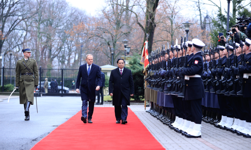 Thủ tướng Donald Tusk chủ trì lễ đón Thủ tướng Phạm Minh Chính thăm chính thức Ba Lan