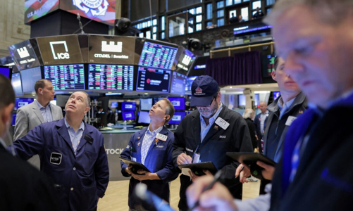 Chứng khoán Mỹ giảm điểm sau 3 phiên tăng liên tiếp, giá dầu trượt khỏi đỉnh 6 tháng