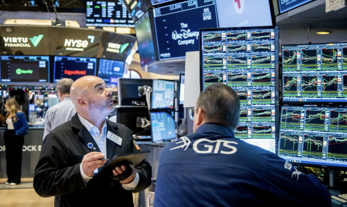 Chứng khoán Mỹ lập kỷ lục mới nhờ lạc quan chính sách, giá dầu giảm liên tục