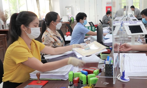 Kiến nghị giảm tuổi nghỉ hưu với nữ công chức, viên chức xuống 55 tuổi  