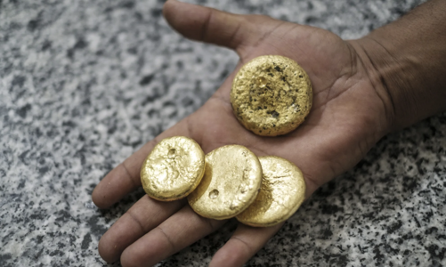 Lập đỉnh cao mới, giá vàng tiến gần mốc 2.900 USD/oz