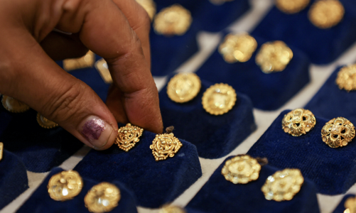 Giá vàng quay đầu sau khi đạt kỷ lục vì lợi suất trái phiếu và tỷ giá USD đồng loạt tăng