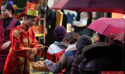 [Phóng sự ảnh]: Người dân xếp hàng trong mưa rét đợi giá vàng “đảo chiều”