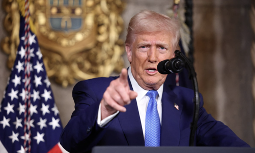 Ông Trump tuyên bố sẽ áp thuế quan 25% lên ô tô, dược phẩm và chip