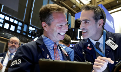 Chứng khoán Mỹ cao nhất mọi thời đại bất chấp mối lo thuế quan và lãi suất, giá dầu cũng tăng