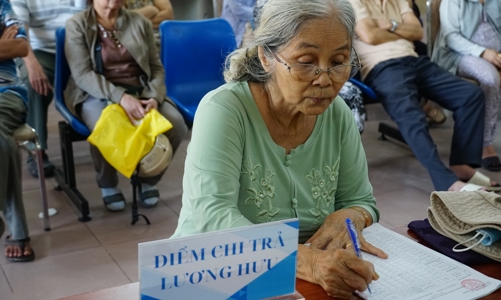 TP.HCM lùi lịch chi trả lương hưu bằng tiền mặt từ tháng 3 