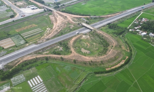 Nguyên nhân khiến đường dẫn vào cầu vượt cao tốc Quảng Nam - Quảng Ngãi chưa thể hoàn thành