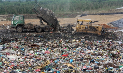 Bãi chôn lấp rác thải phải cách khu dân cư 1000 mét