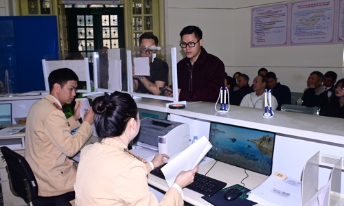Cảnh sát giao thông Hải Phòng tiếp nhận hồ sơ cấp đổi giấy phép lái xe tại Bưu điện Trung tâm