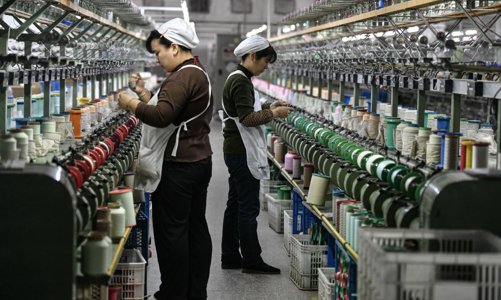 Sản xuất của Trung Quốc khởi sắc trong tháng 2, bất chấp mối đe dọa thuế quan