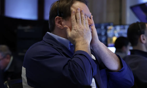 Chứng khoán Mỹ “đỏ rực” vì ông Trump nhắc lại kế hoạch thuế quan, dầu sụt giá vì tin OPEC+