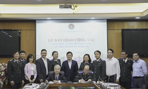 Tổng cục Thi hành án dân sự bàn giao công tác và trao các quyết định về công tác cán bộ