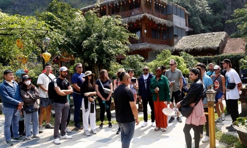 Du lịch phục hồi góp phần vào tăng trưởng thương mại dịch vụ tháng 2/2025