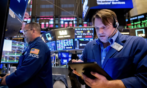 Chứng khoán Mỹ bán tháo trở lại, giá dầu chững gần đáy 3 năm