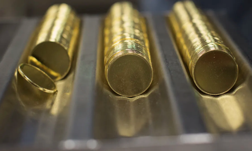 Giá vàng tăng mạnh tuần này do đồng USD lao dốc và nhu cầu phòng ngừa rủi ro