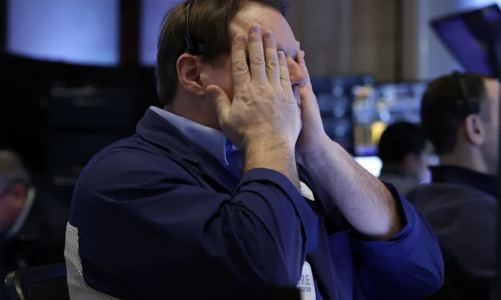 Chứng khoán Mỹ bán tháo dữ dội, giá dầu tiếp tục lao dốc