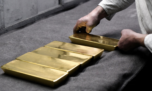 Giá vàng thế giới tiếp tục tăng dữ dội trước đợt leo thang thuế quan mới của ông Trump