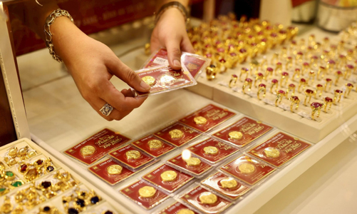 Giá bán vàng nhẫn phi mã lên 100,8 triệu đồng mỗi lượng