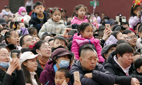 Dân ngại đẻ vì nuôi con quá tốn, Trung Quốc tính miễn học phí mầm non