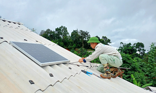 Nhật Bản hỗ trợ “thắp sáng” Mù Cang Chải bằng hệ thống năng lượng mặt trời