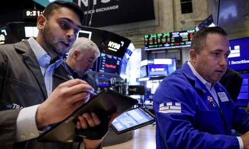 Chứng khoán Mỹ mất điểm do thuế quan ô tô, giá dầu tăng vì rủi ro thiếu cung