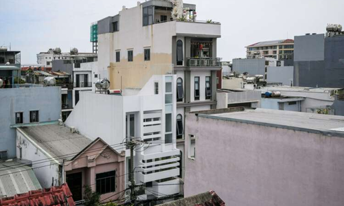 Nhà nhỏ giữa phố đông