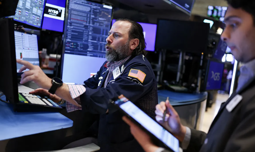 Dow Jones “bốc hơi” 1.000 điểm, giá dầu lao dốc hơn 3%