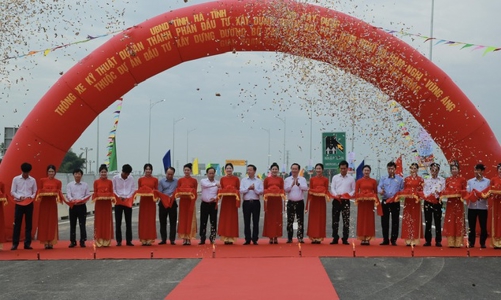 Thông xe kỹ thuật hai đoạn cao tốc qua Hà Tĩnh