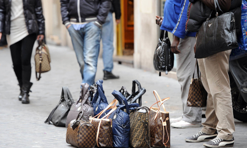 “Làn sóng” mua hàng hiệu trên các ứng dụng Trung Quốc